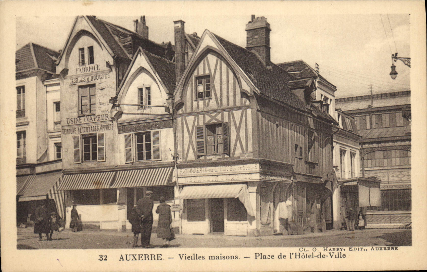 CPA Auxerre Vieilles maisons Place de l'Hotel de Ville