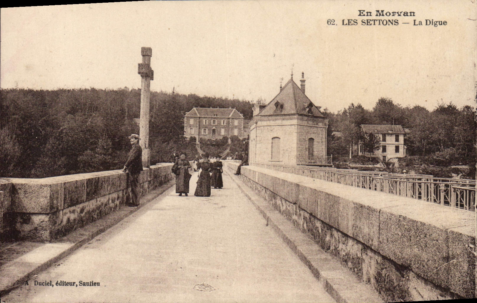 CPA En Morvan Les Settons La Digue 