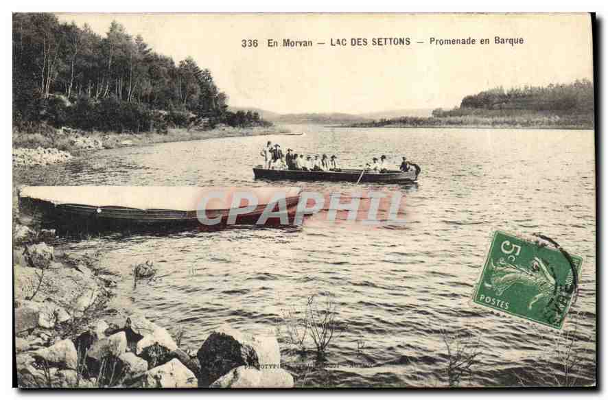 CPA En Morvan Lac des Settons Promenade en Barque Bateau