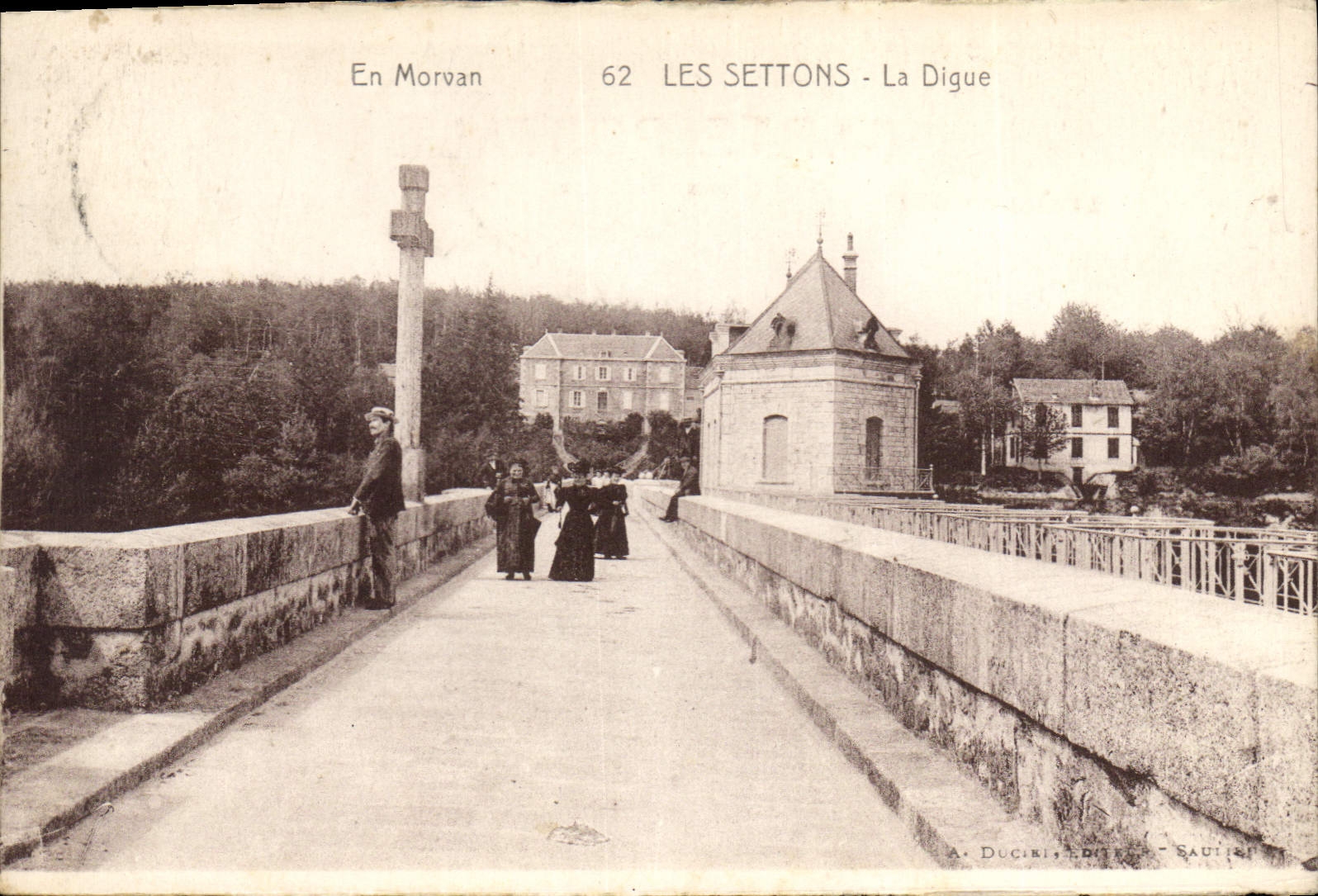 CPA En Morvan Les Settons La Digue 