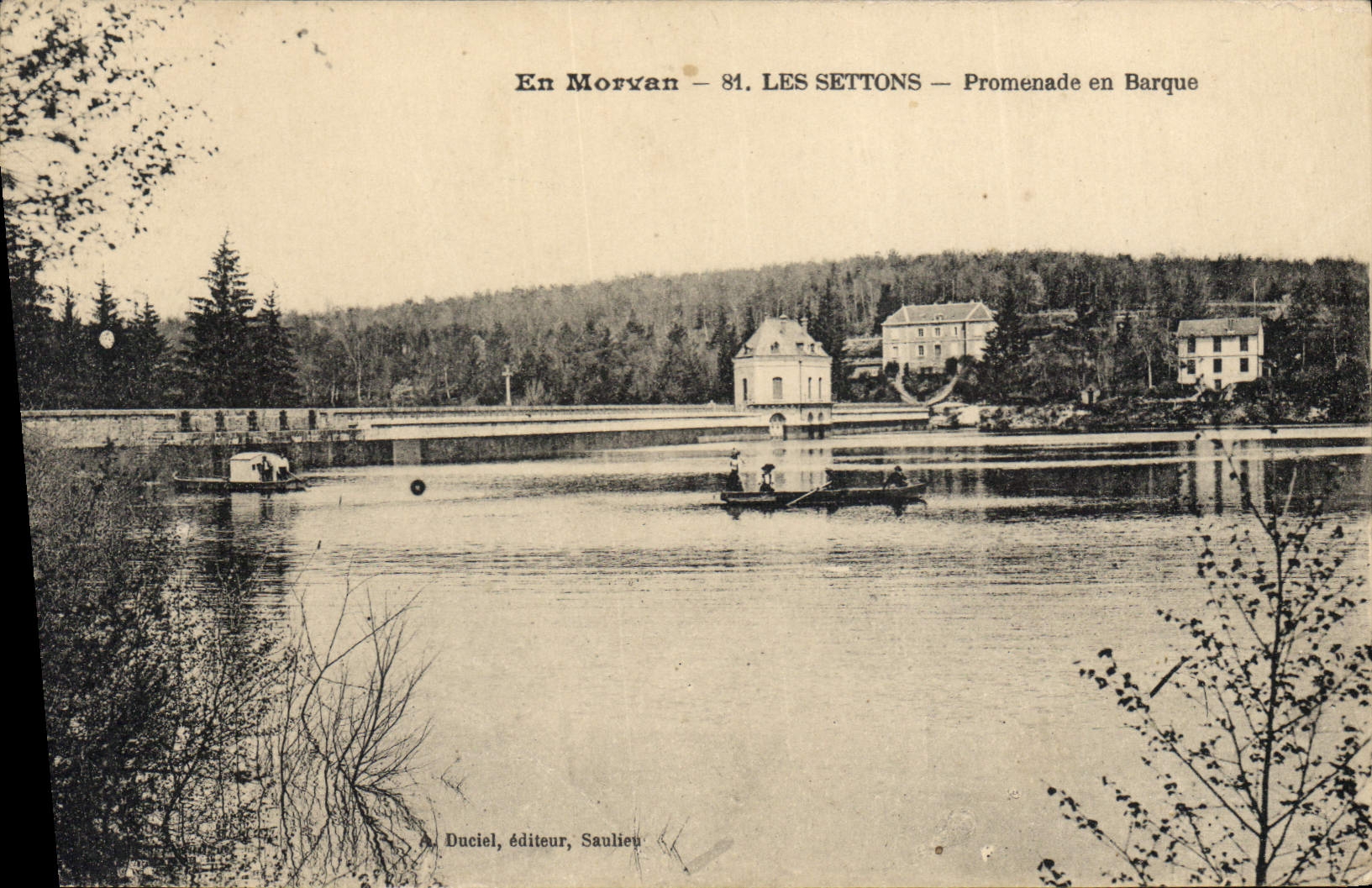 CPA En Morvan Les Settons Promenade en Barque 