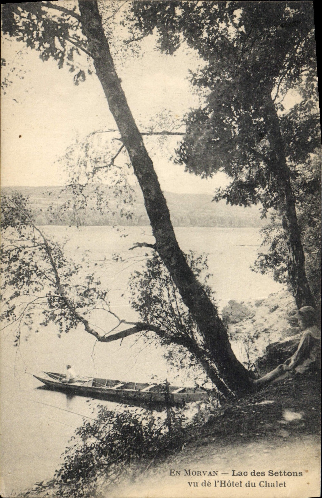 En Morvan — Lac des Settons vu de l'Hôtel du Chalet