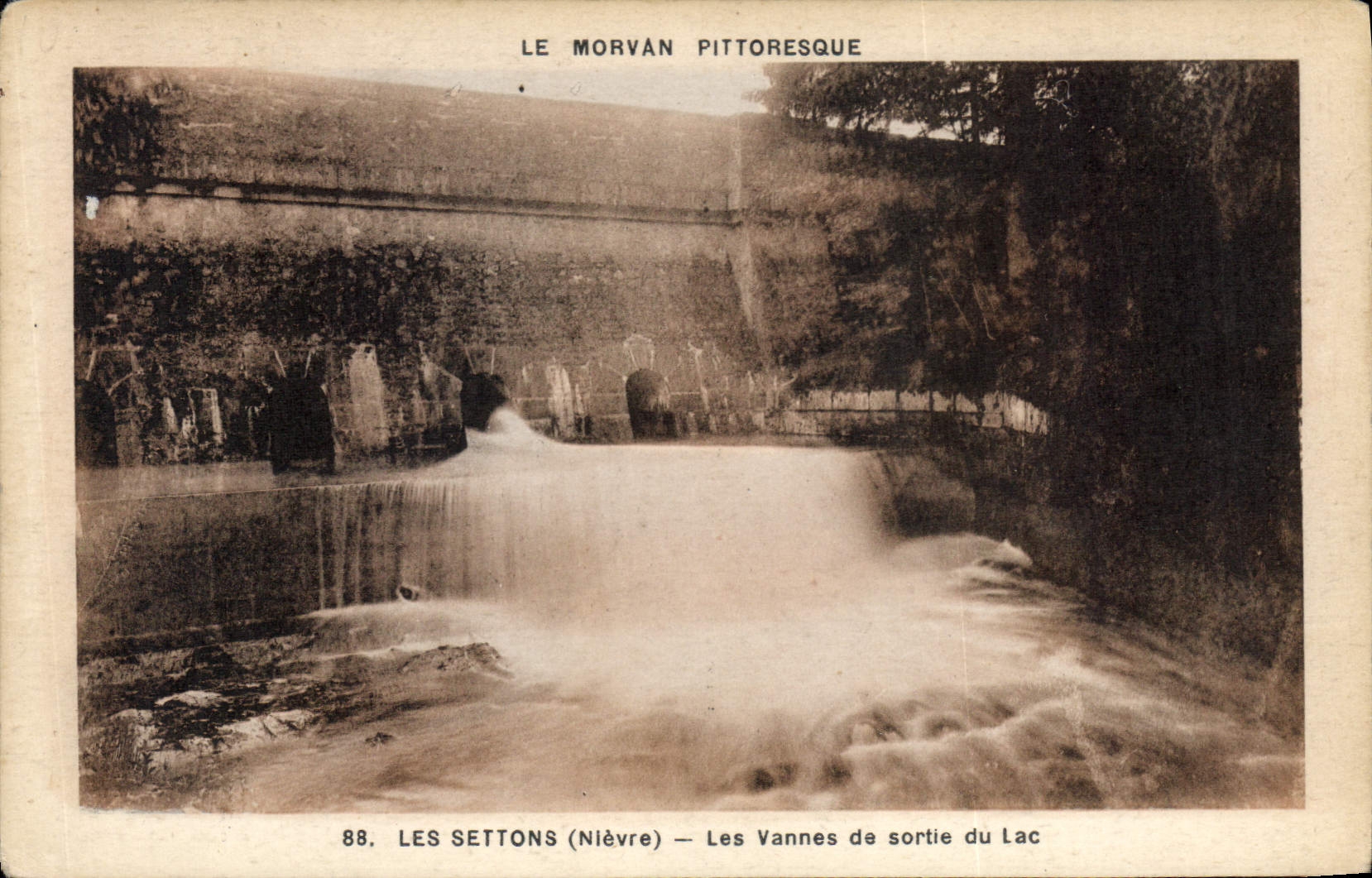 CPA Le Morvan Pittoresque les Settons Nievre les Vannes de sortie du Lac 