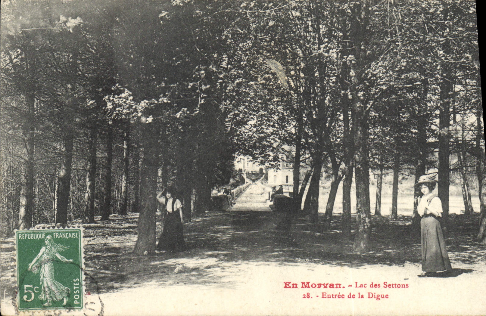CPA En Morvan Lac des Settons entree de la Digue 
