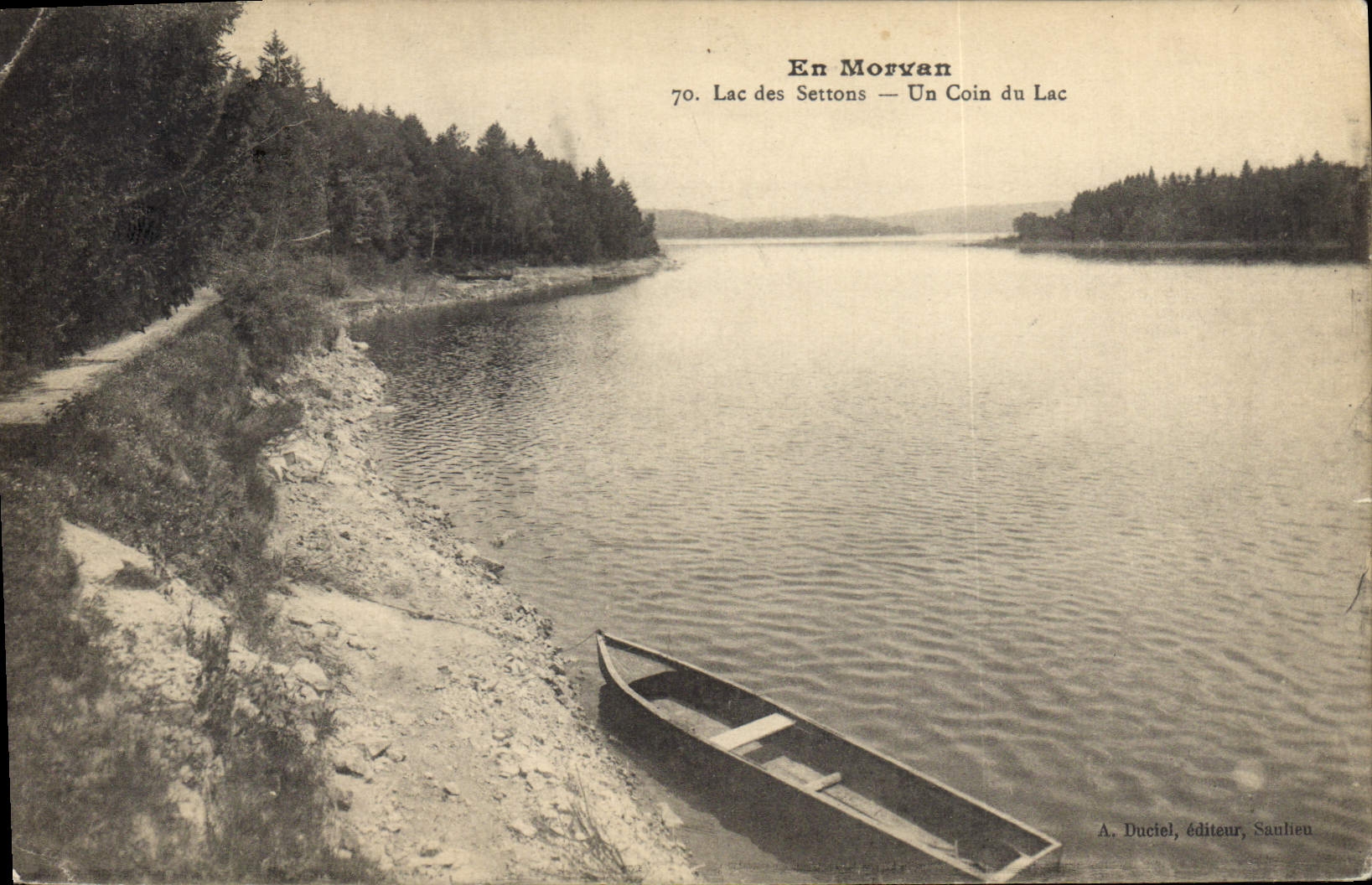 CPA En Morvan Lac des Settons un coin du Lac 