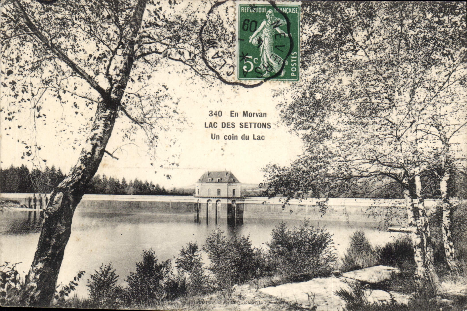 CPA En Morvan Lac des Settons un coin du Lac 