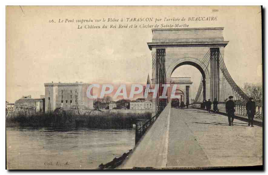 CPA Le Pont suspendu sur le Rhone a Tarascon par l'arrivee du Beaucaire le chateau du Roi Rene et le