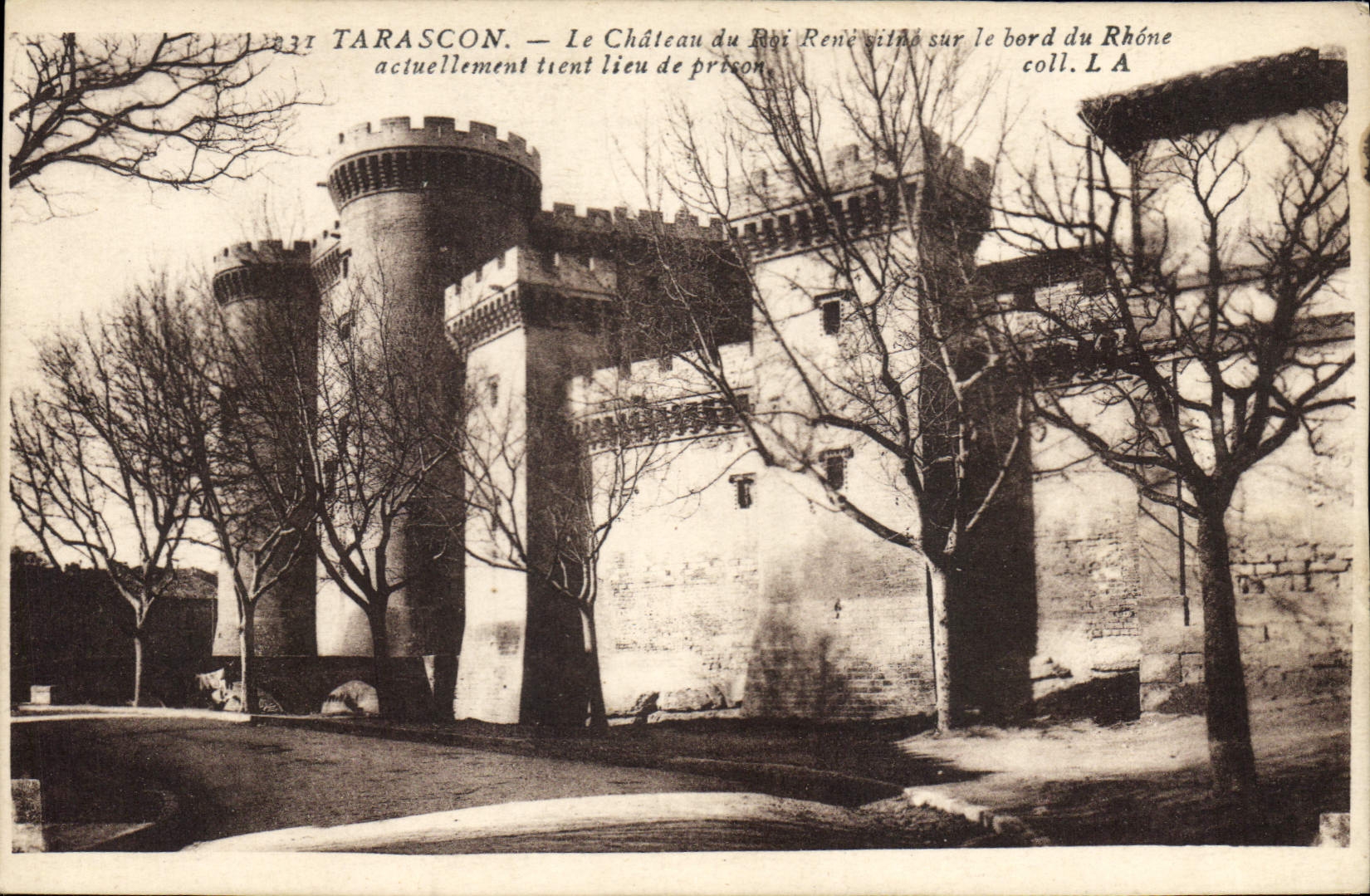 Tarascon — Le Château du Roi René silné sur le bord du Rhône, actuellement tient lieu de prison — coll. L.A.