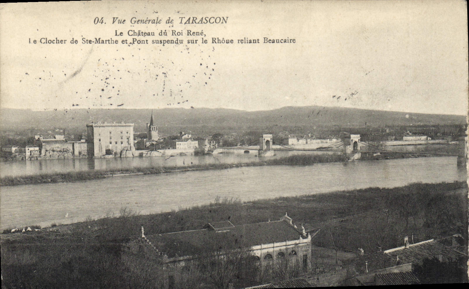 Vue Générale de TARASCON — Le Château du Roi René, le Clocher de Sainte-Marthe et le Pont suspendu sur le Rhône reliant Beaucaire