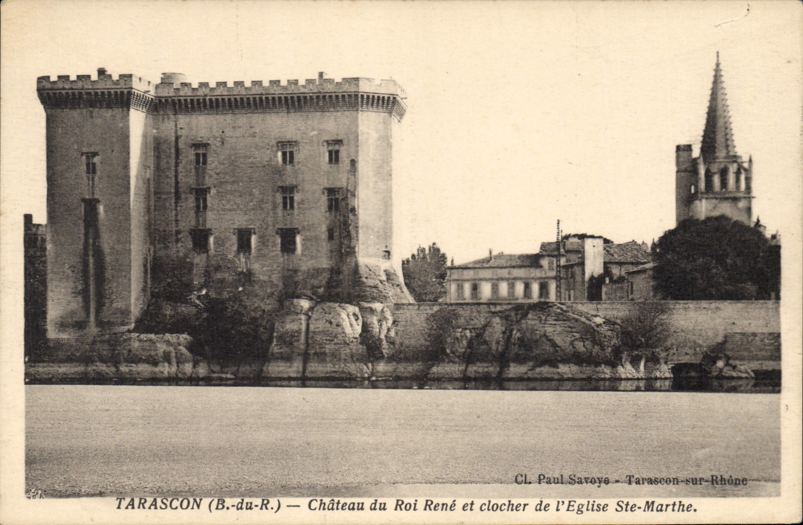 TARASCON (B.-du-R.) — Château du Roi René et clocher de l'Église Ste-Marthe — Cl. Paul Savoye - Tarascon-sur-Rhône