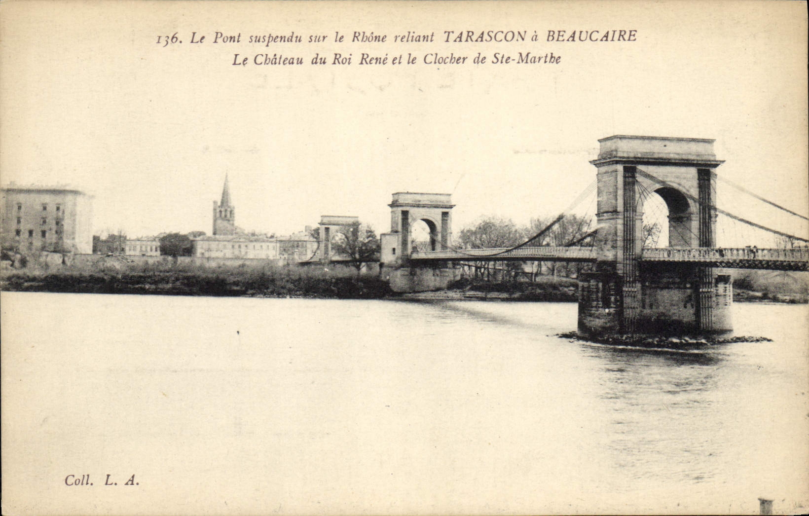 Pont suspendu sur le Rhône reliant Tarascon à Beaucaire — Château du Roi René et Clocher de Sainte-Marthe — Coll. L.A. n°136