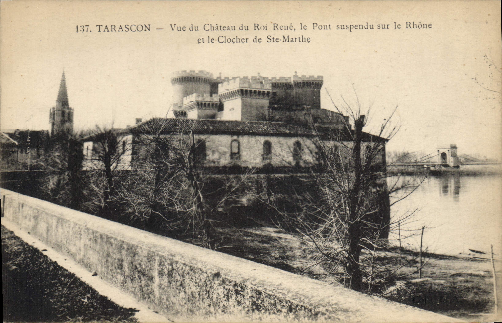 Tarascon — Vue du Château du Roi René, le Pont suspendu sur le Rhône et le Clocher de Ste-Marthe