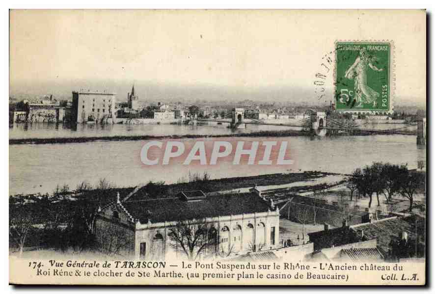 Tarascon — Vue Générale avec le Pont Suspendu sur le Rhône, le château du Roi René et le clocher de Sainte-Marthe — Coll. L.A.