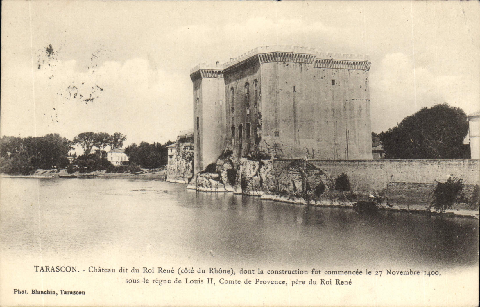 Tarascon - Château dit du Roi René (côté du Rhône) — construction commencée le 27 novembre 1400 sous le règne de Louis II, Comte de Provence, père du Roi René — Phot. Blanchin, Tarascon