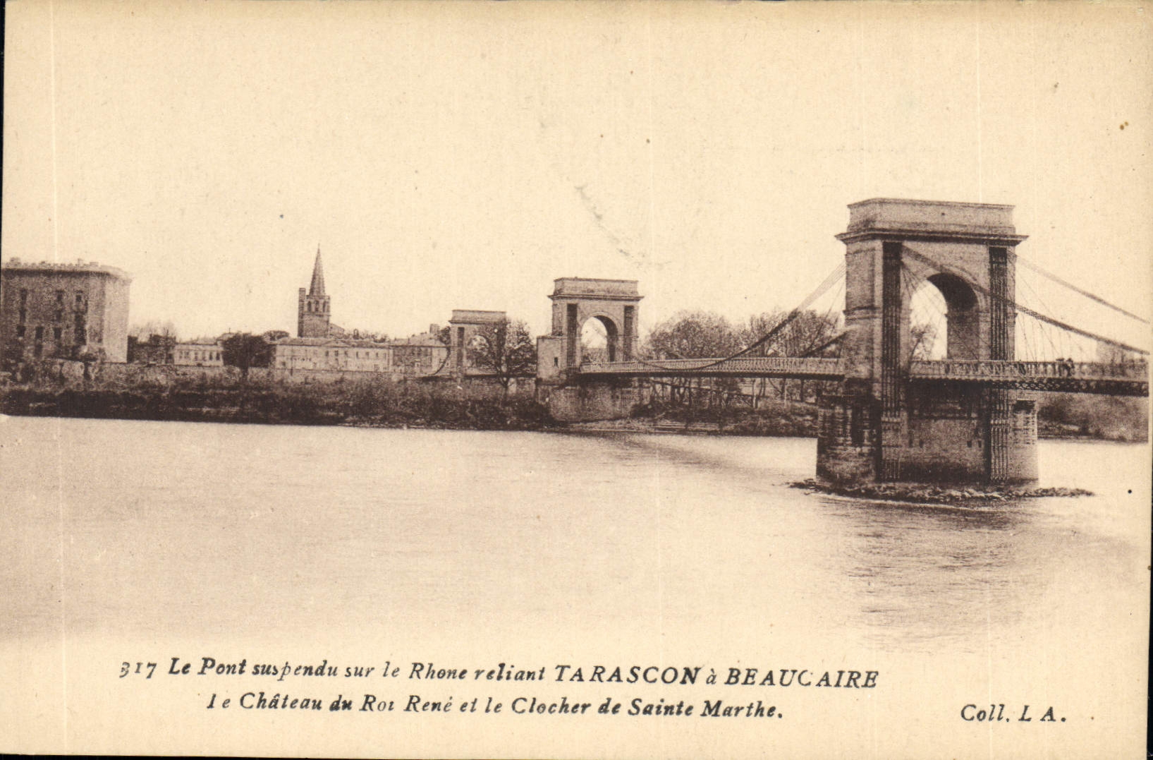 Pont suspendu sur le Rhône reliant Tarascon à Beaucaire — Château du Roi René et clocher de Sainte-Marthe — Coll. L.A.