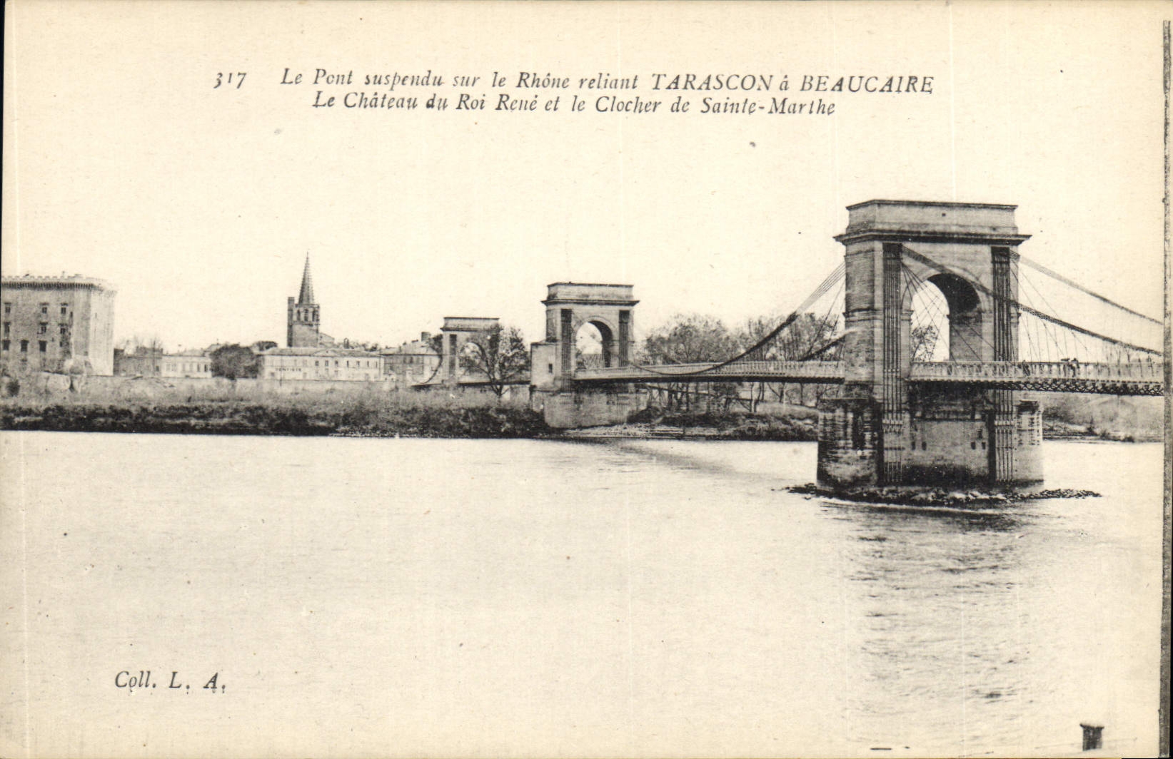 Pont suspendu sur le Rhône reliant Tarascon à Beaucaire — Le Château du Roi René et le Clocher de Sainte-Marthe — Coll. L. A., n° 317
