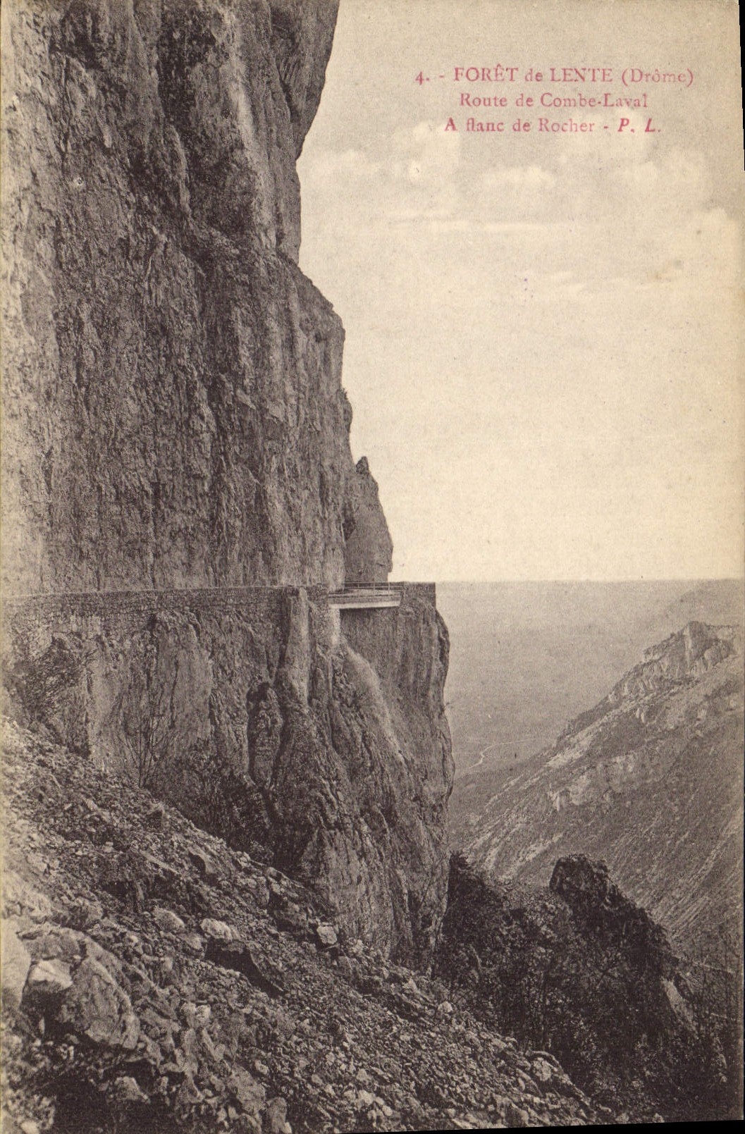 Forêt de Lente (Drôme) — Route de Combe-Laval, à flanc de Rocher — P. L.