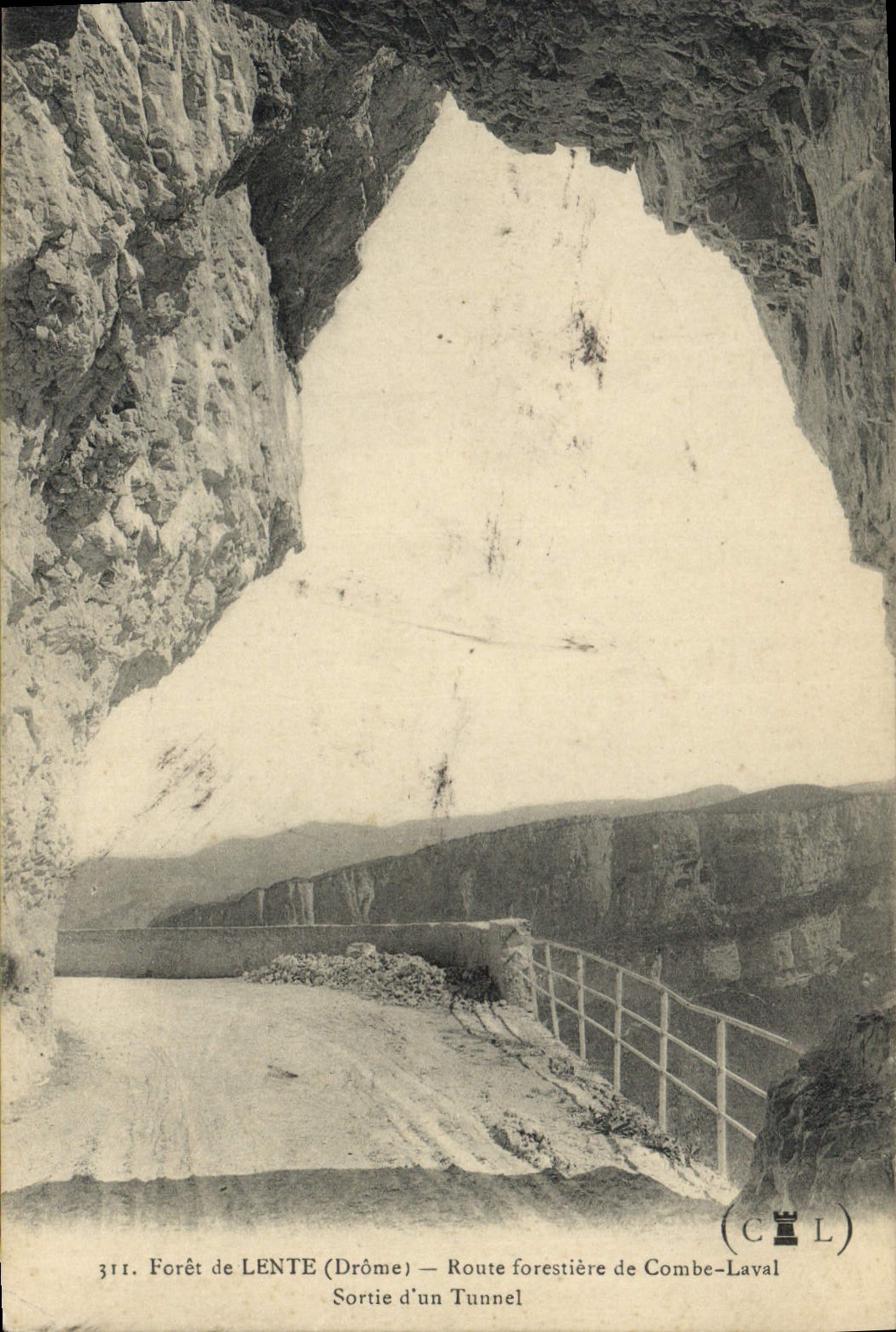 Forêt de LENTE (Drôme) — Sortie d'un Tunnel — Route forestière de Combe-Laval