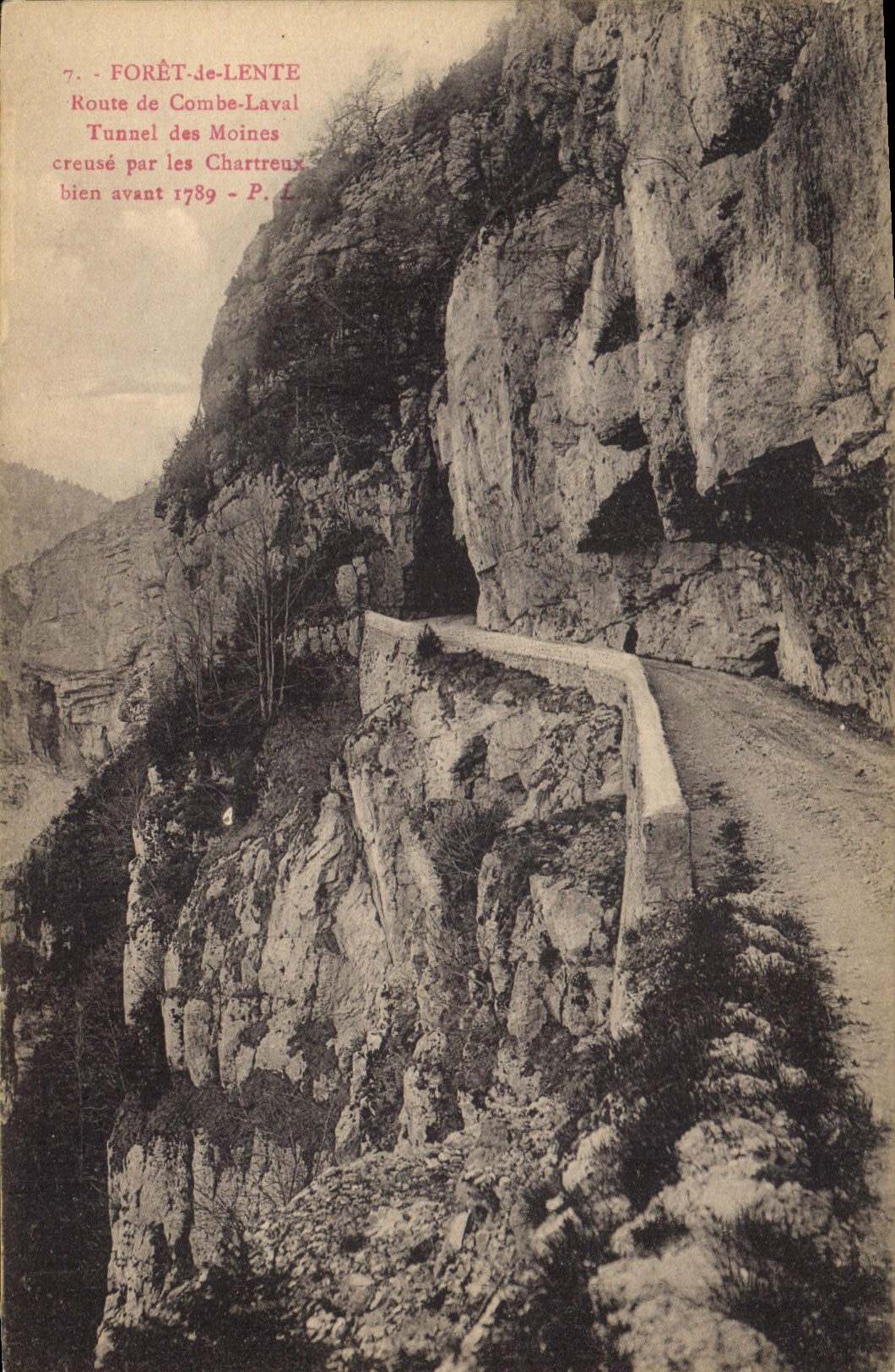 Forêt-de-Lente — Route de Combe-Laval, Tunnel des Moines creusé par les Chartreux bien avant 1789 — P. L.
