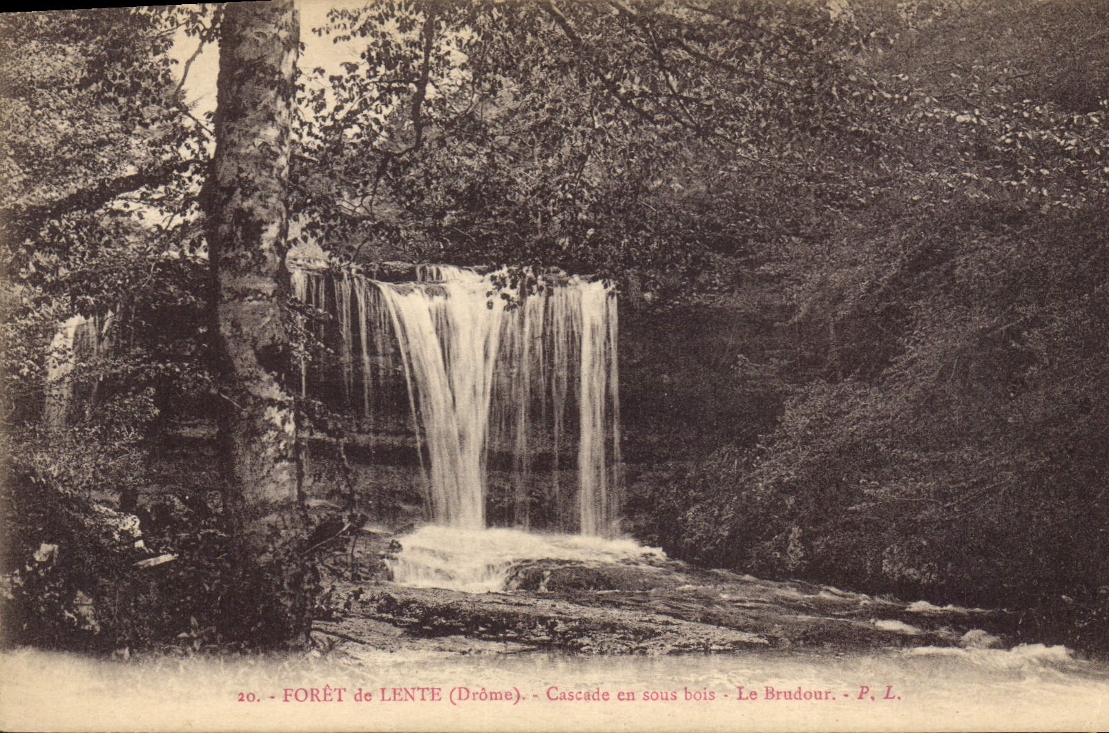 Cascade en sous bois — Forêt de Lente (Drôme) — P. L.
