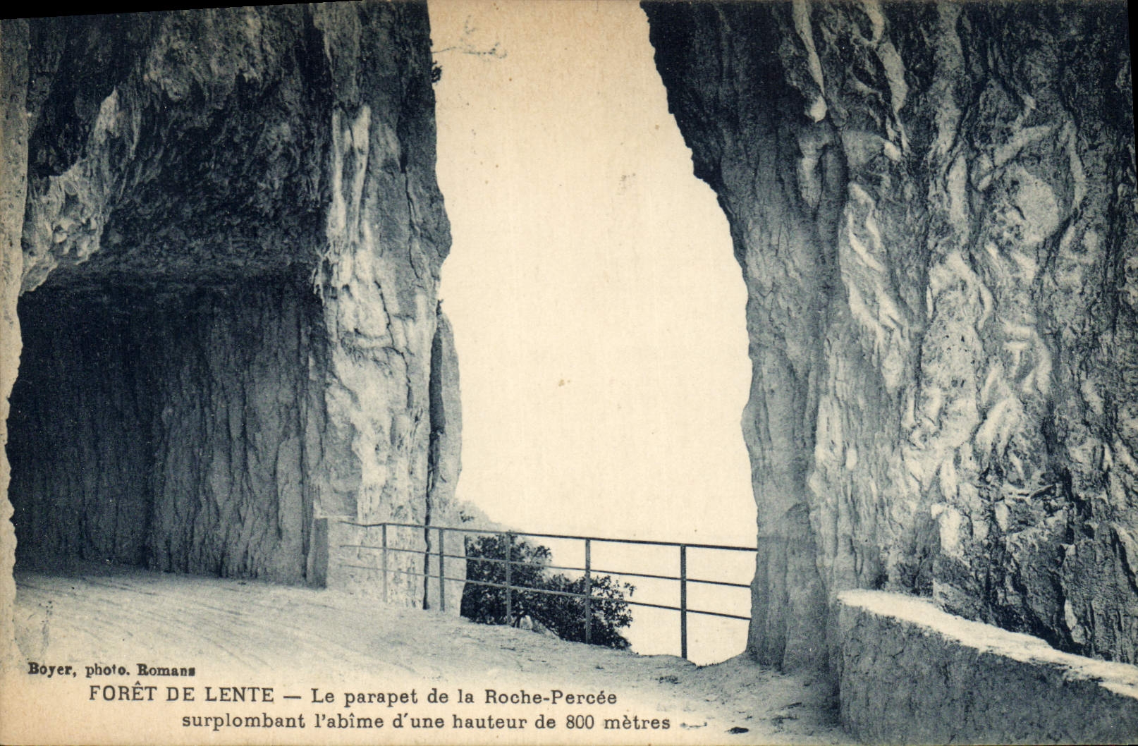 CPA Foret de Lente le parapet de la Roche Percee surplombant l'Abime 