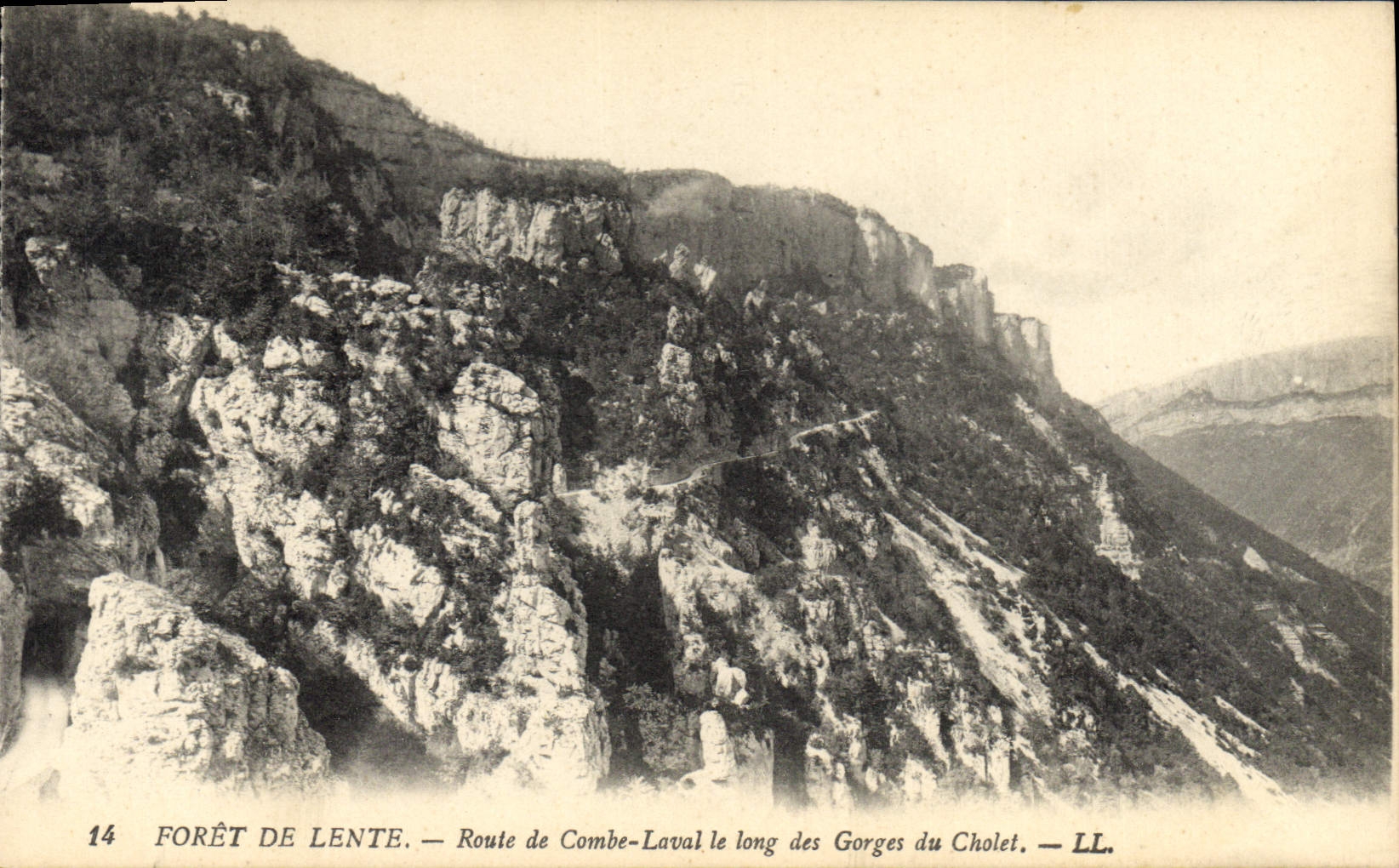 Forêt de Lente — Route de Combe-Laval le long des Gorges du Cholet — LL