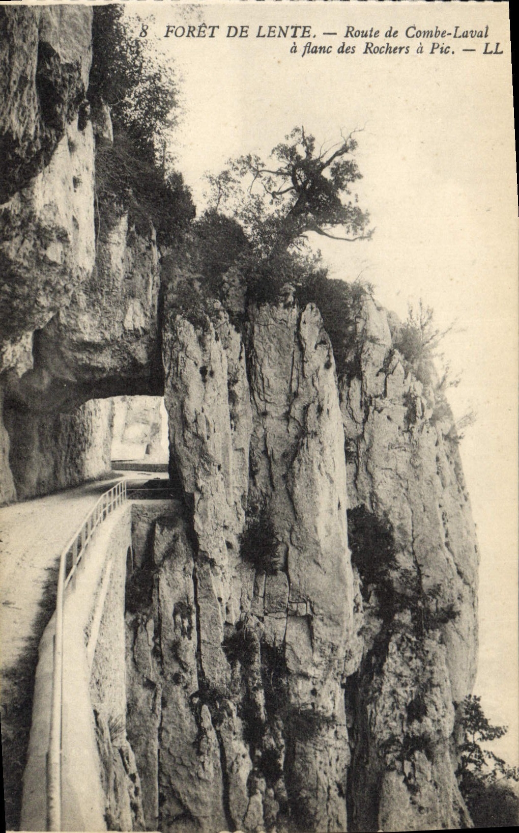 Forêt de Lente — Route de Combe-Laval à flanc des Rochers à Pic — LL