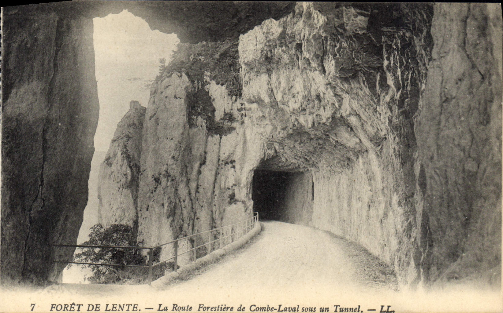 Forêt de Lente — La Route Forestière de Combe-Laval sous un Tunnel — LL.