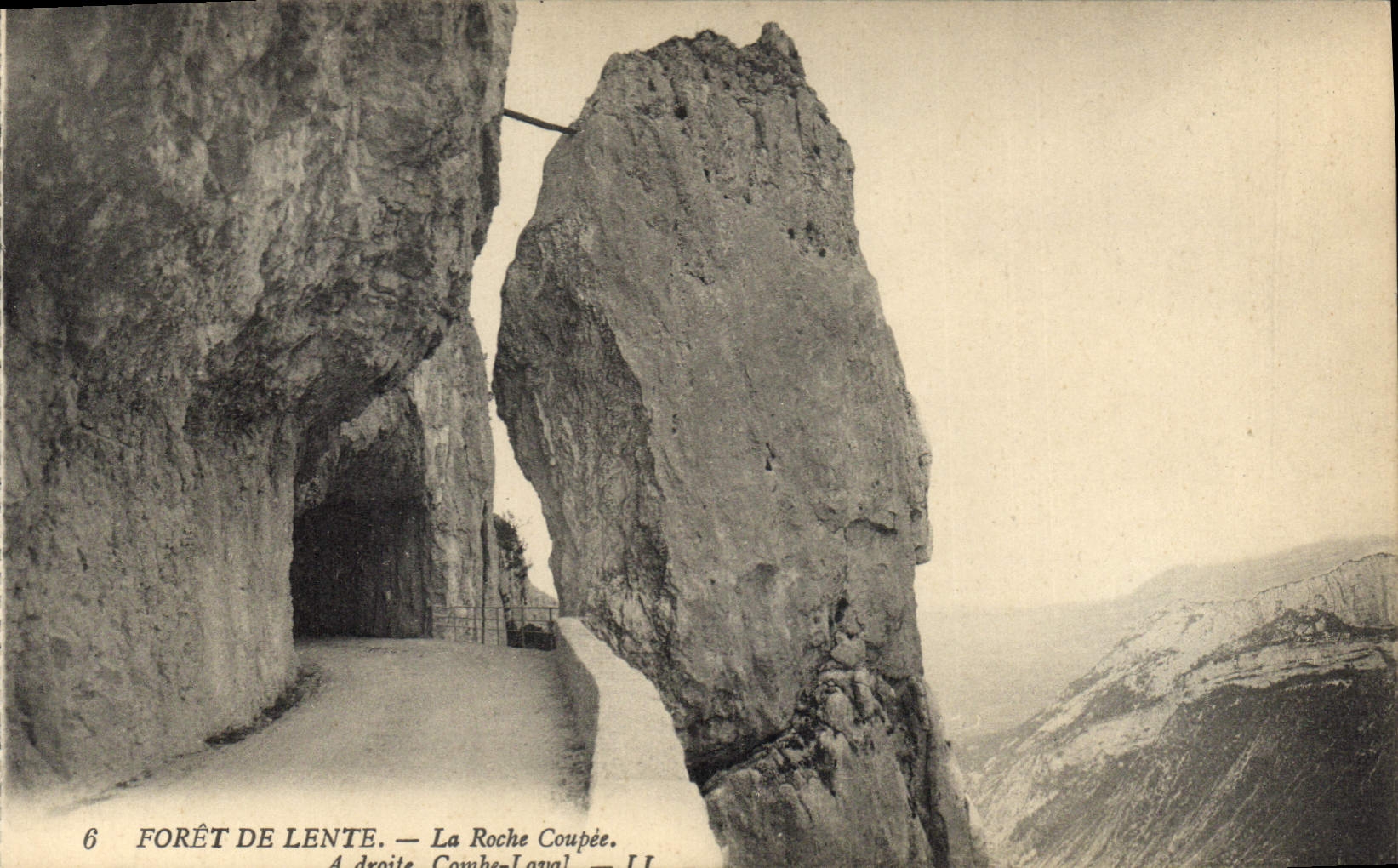 CPA Foret de Lente la Roche Coupee a droite Combe Laval 