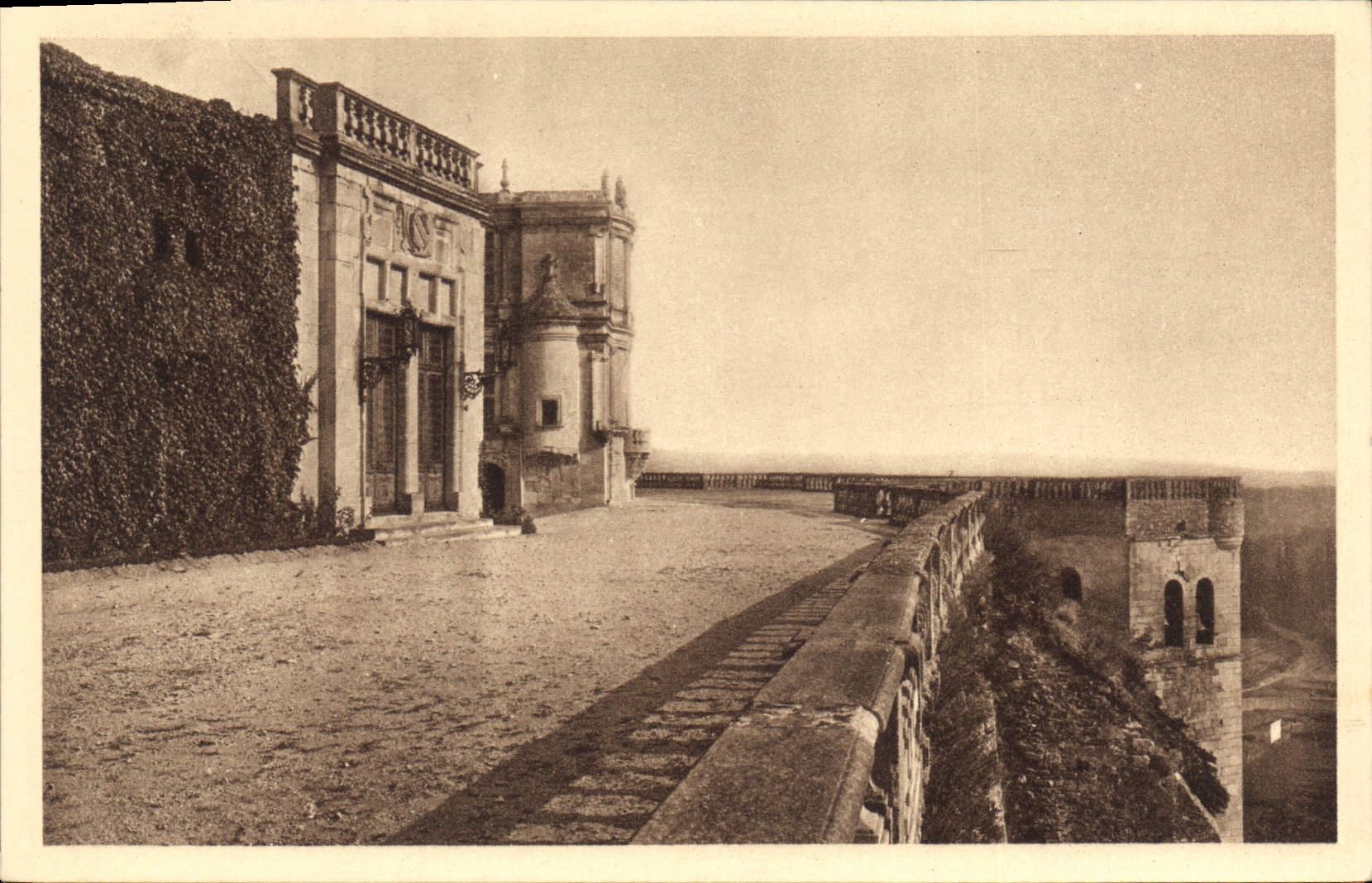 Château de Grignan — Vue des terrasses — Éditions d'art Vizzavona, Paris