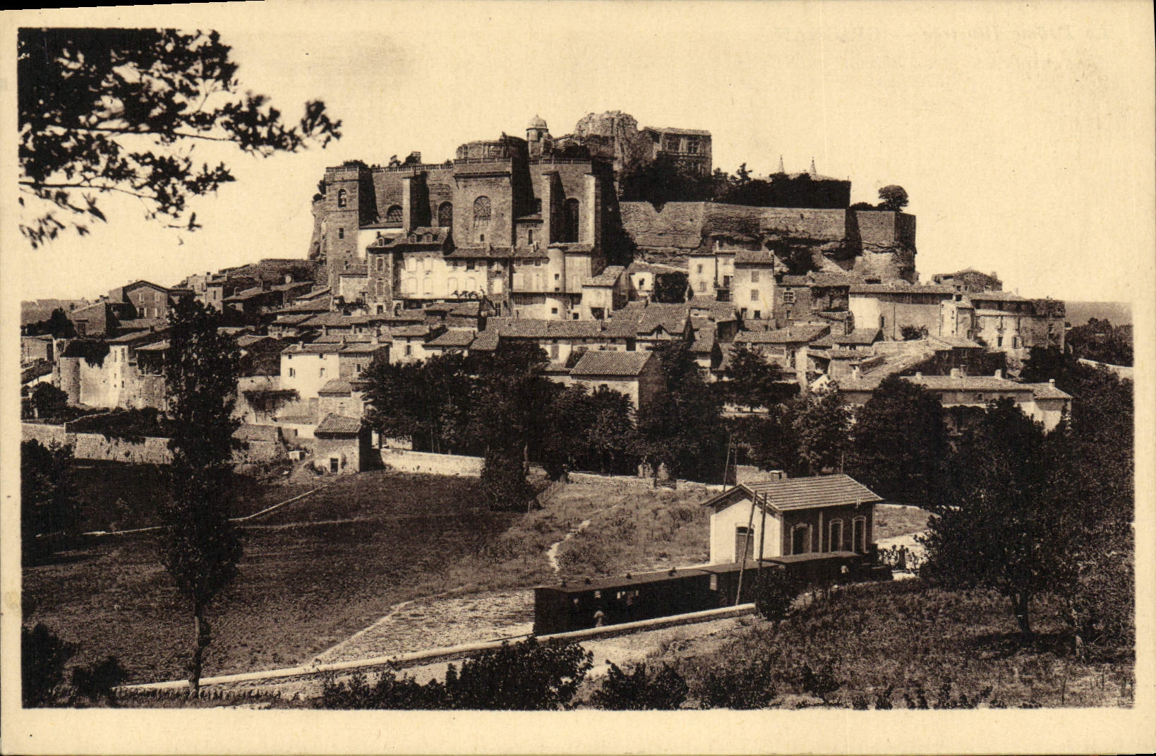 Grignan — Vue générale. Le Château et l'Église au XVIe siècle — La Drôme Illustrée, édit. Dessemond