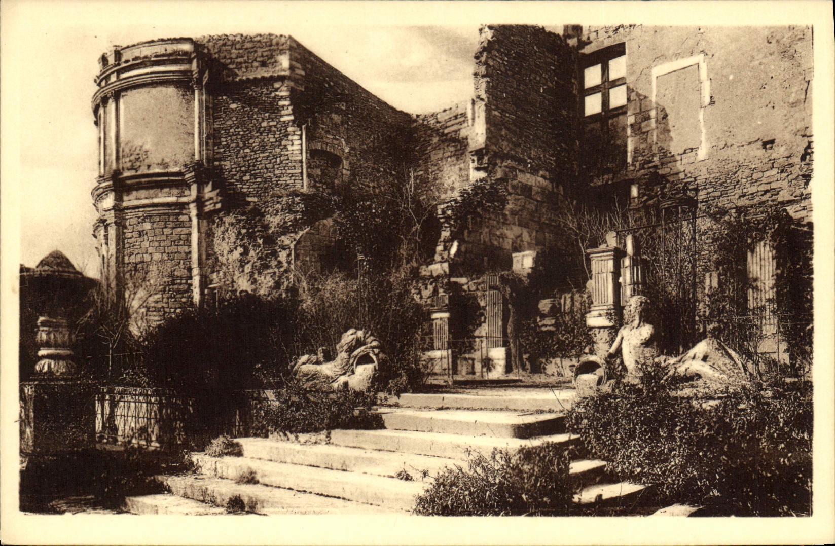 CPA La Drome Historique Grignan le Chateau Escalier d'Honneur statues du Rhone et de la Saone 