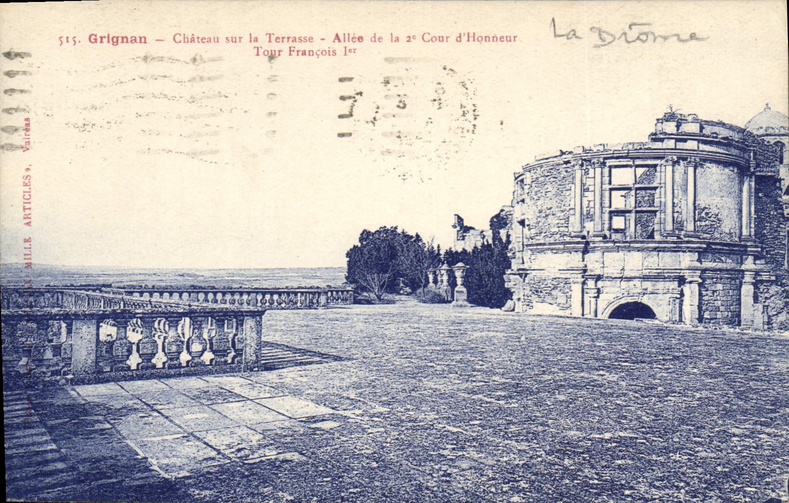 Grignan — Château sur la Terrasse — Allée de la 2e Cour d'Honneur — Tour François Ier