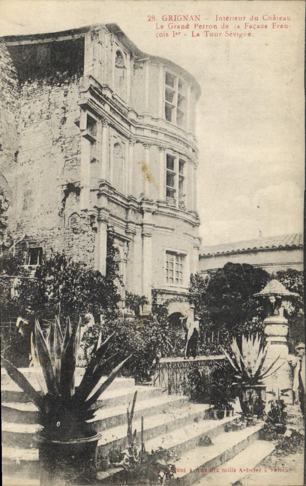 Grignan — Intérieur du Château François Ier - La Tour Sévigné — Éditeur : P. Béroult & aux dix mille Articles à Vienne