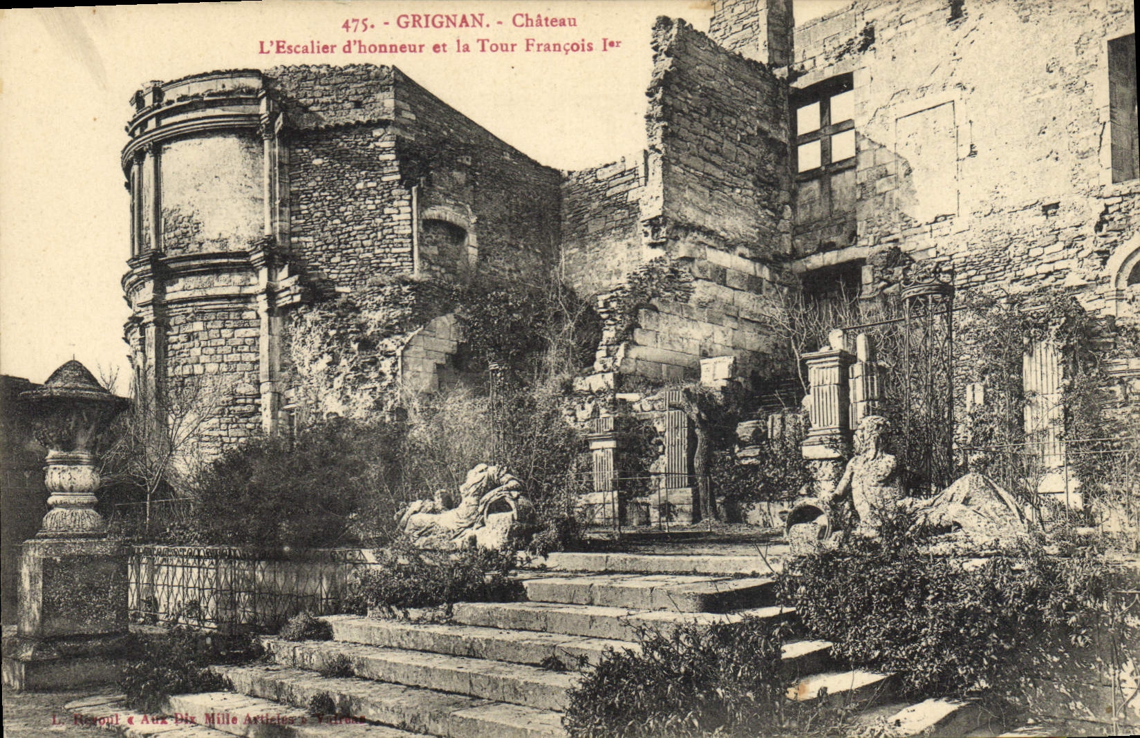 Grignan - Château - L'Escalier d'honneur et la Tour François Ier