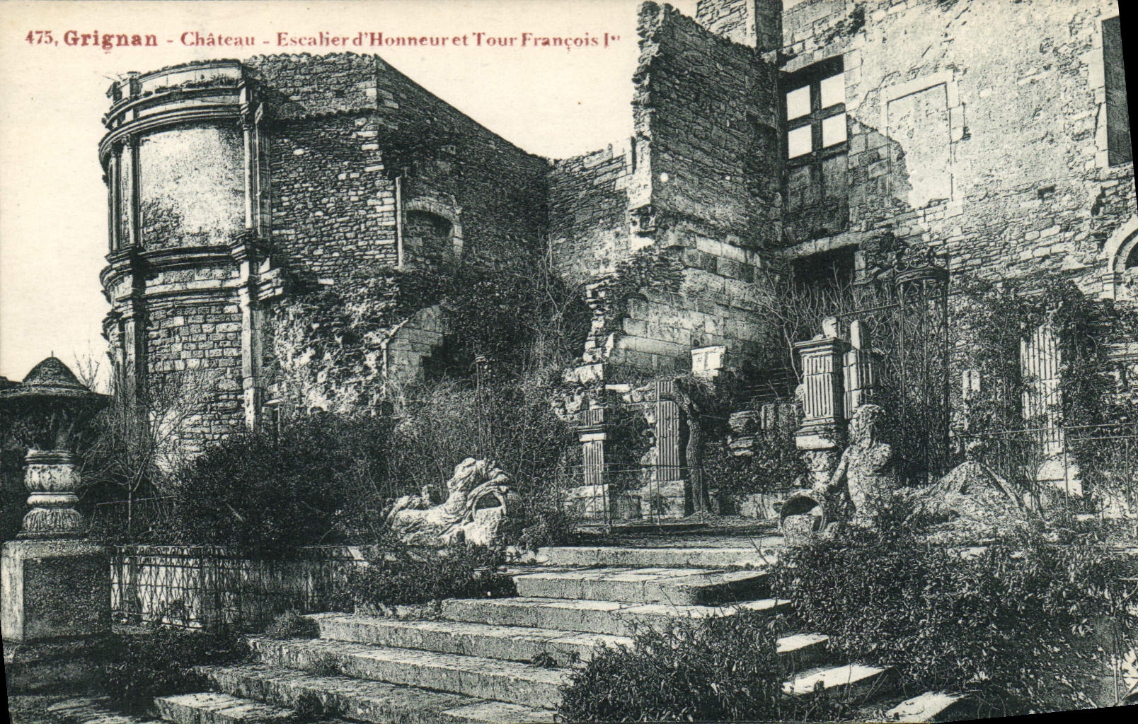 Grignan - Château - Escalier d'Honneur et Tour François Ier
