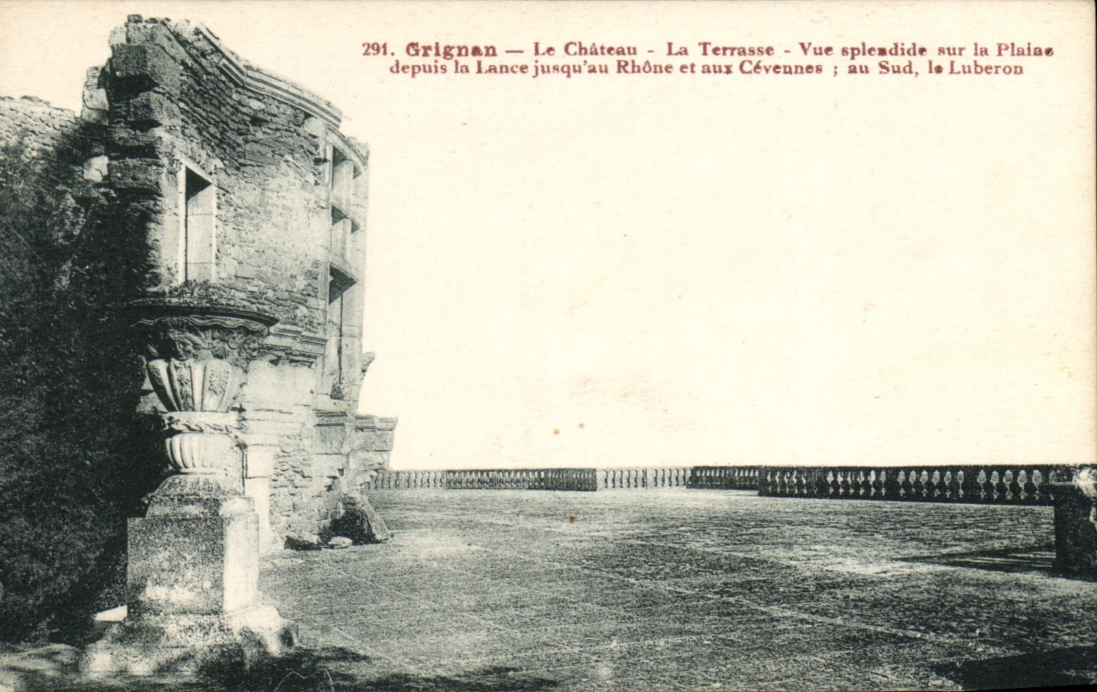 Grignan — Le Château — La Terrasse — Vue splendide sur la Plaine depuis la Lance jusqu'au Rhône et aux Cévennes ; au Sud, le Luberon