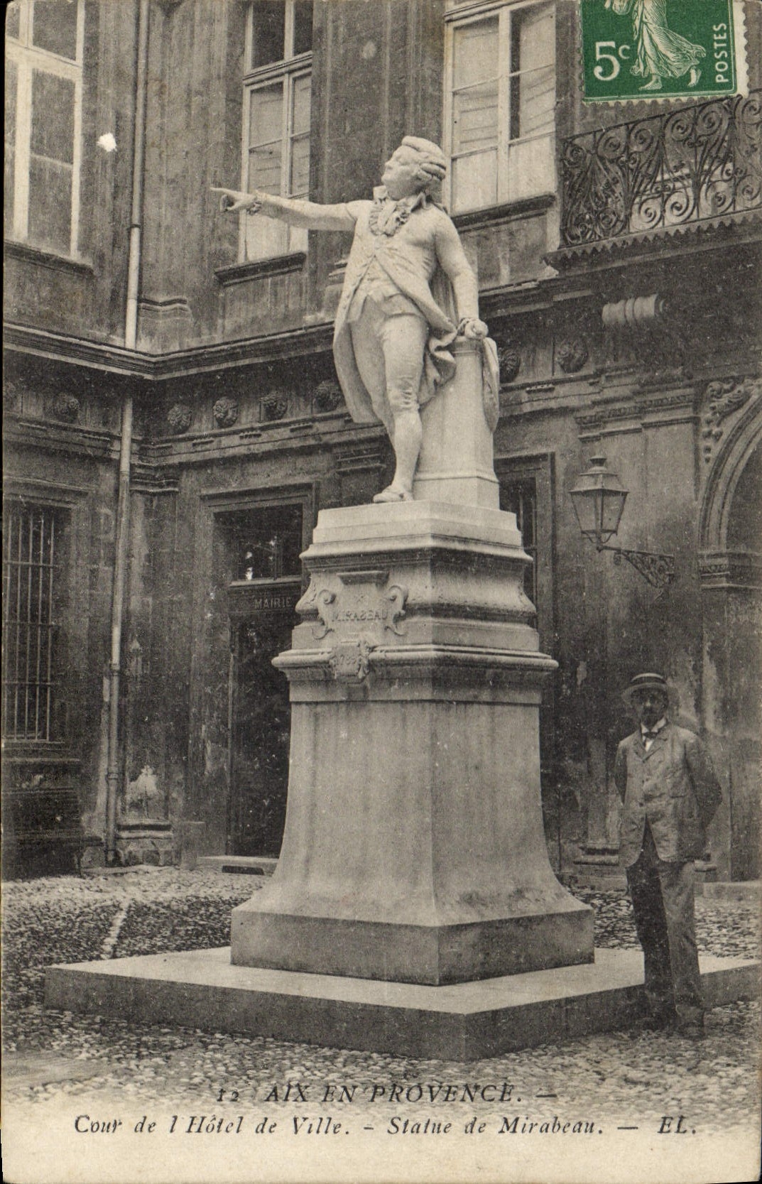 Aix-en-Provence — Cour de l'Hôtel de Ville — Statue de Mirabeau — EL.