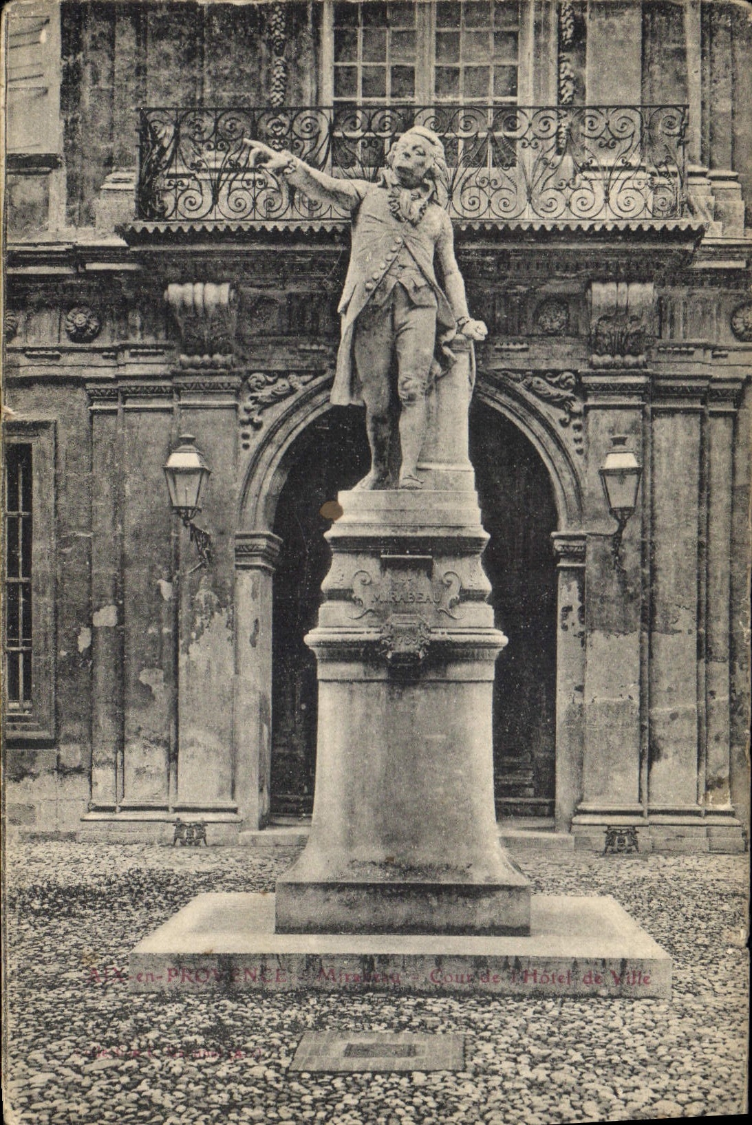 Sainte-Enza-en-Provence — Monument — Cour de l'Hôtel de Ville