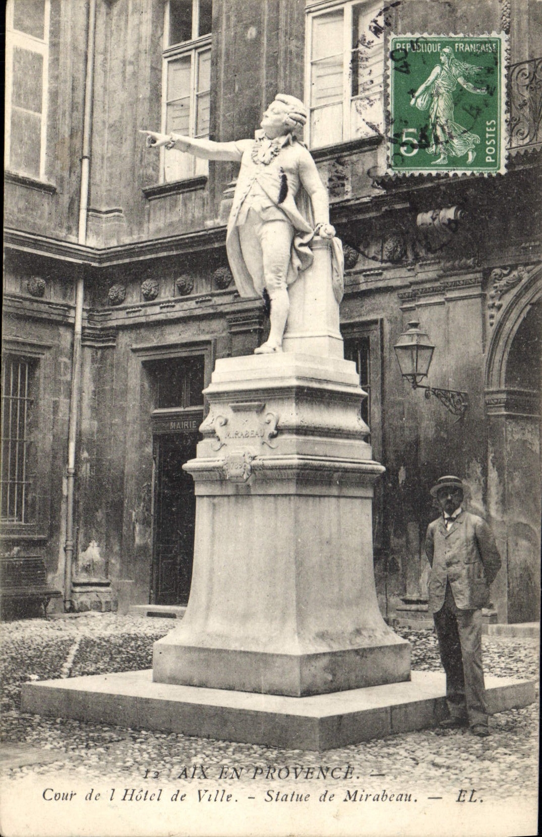 Aix-en-Provence — Cour de l'Hôtel de Ville — Statue de Mirabeau — EL.