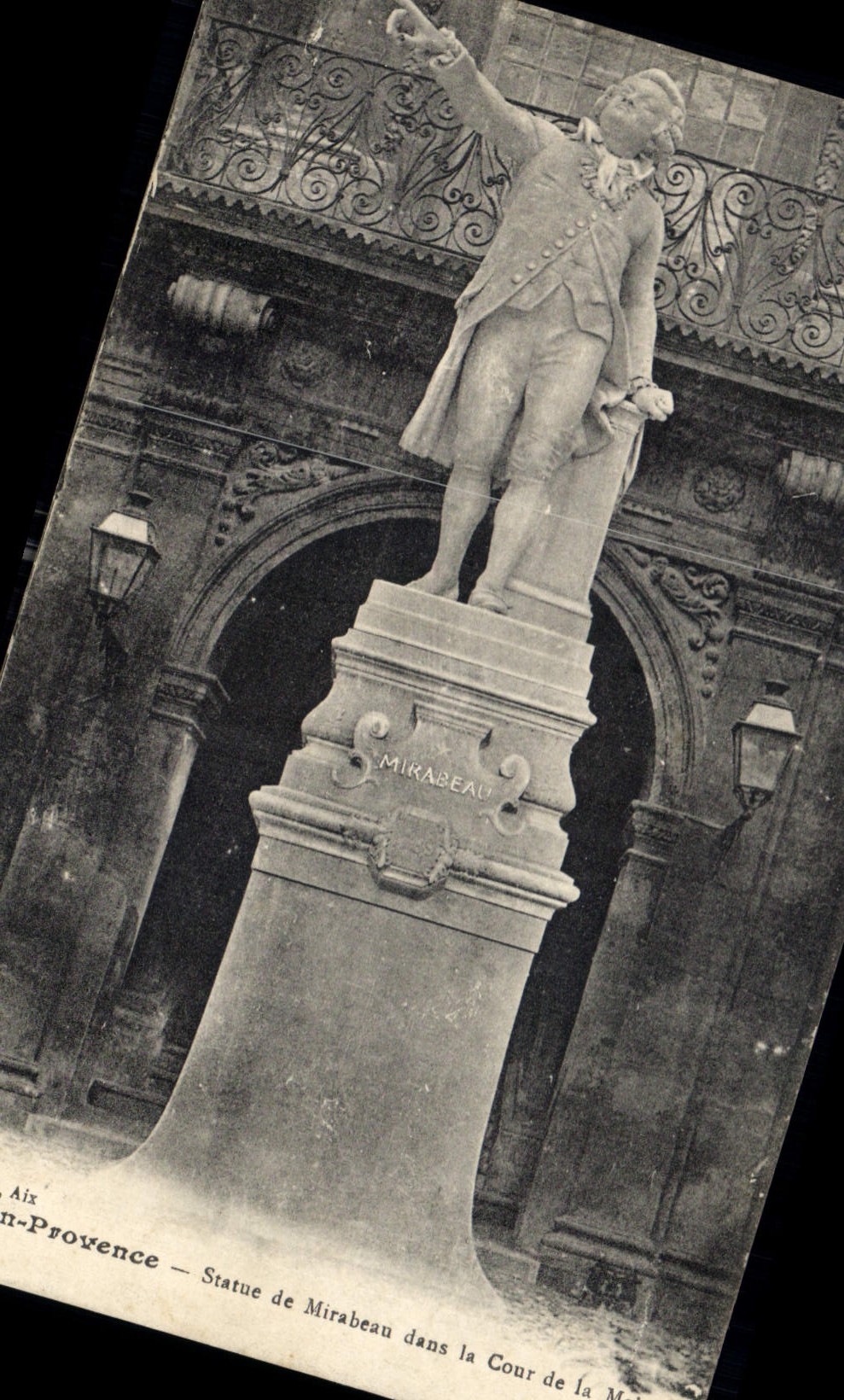 Aix-en-Provence — Statue de Mirabeau dans la Cour de la Mairie