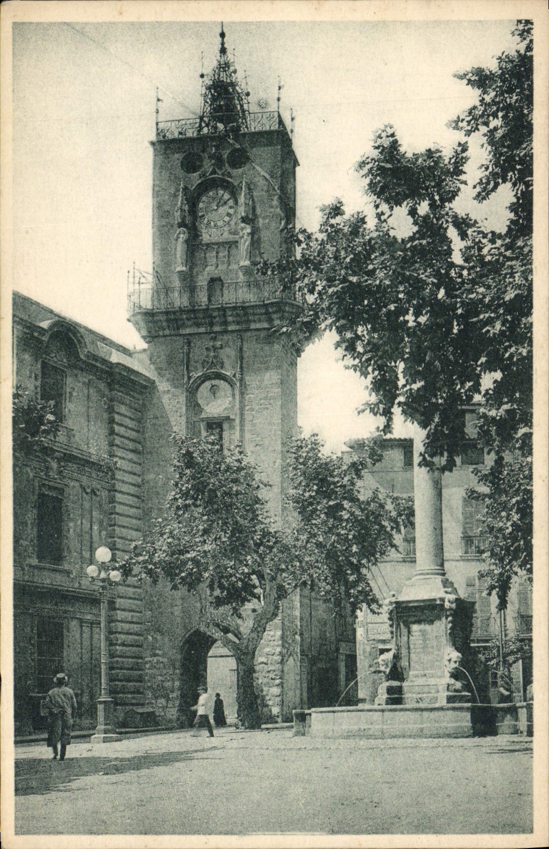 Aix-en-Provence — Place de l'Hôtel-de-Ville et Tour de l'Horloge — J. Gouinard, Éditeur à Aix