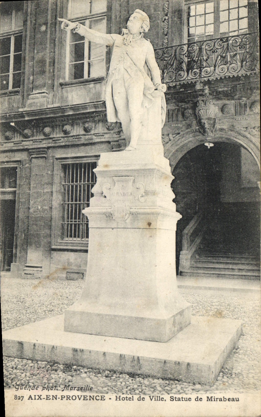 Aix-en-Provence — Hôtel de Ville. Statue de Mirabeau — Guendé phot. Marseille, n°827