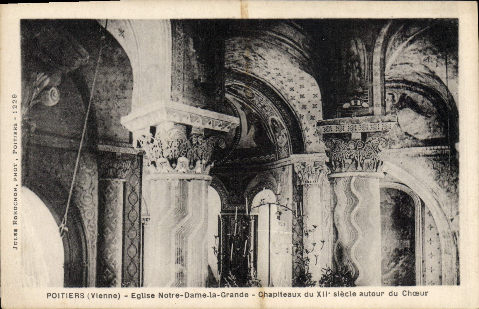 CPA Poitiers Vienne Eglise Notre Dame la Grande Chapiteaux du XII siecle autour du Choeur 