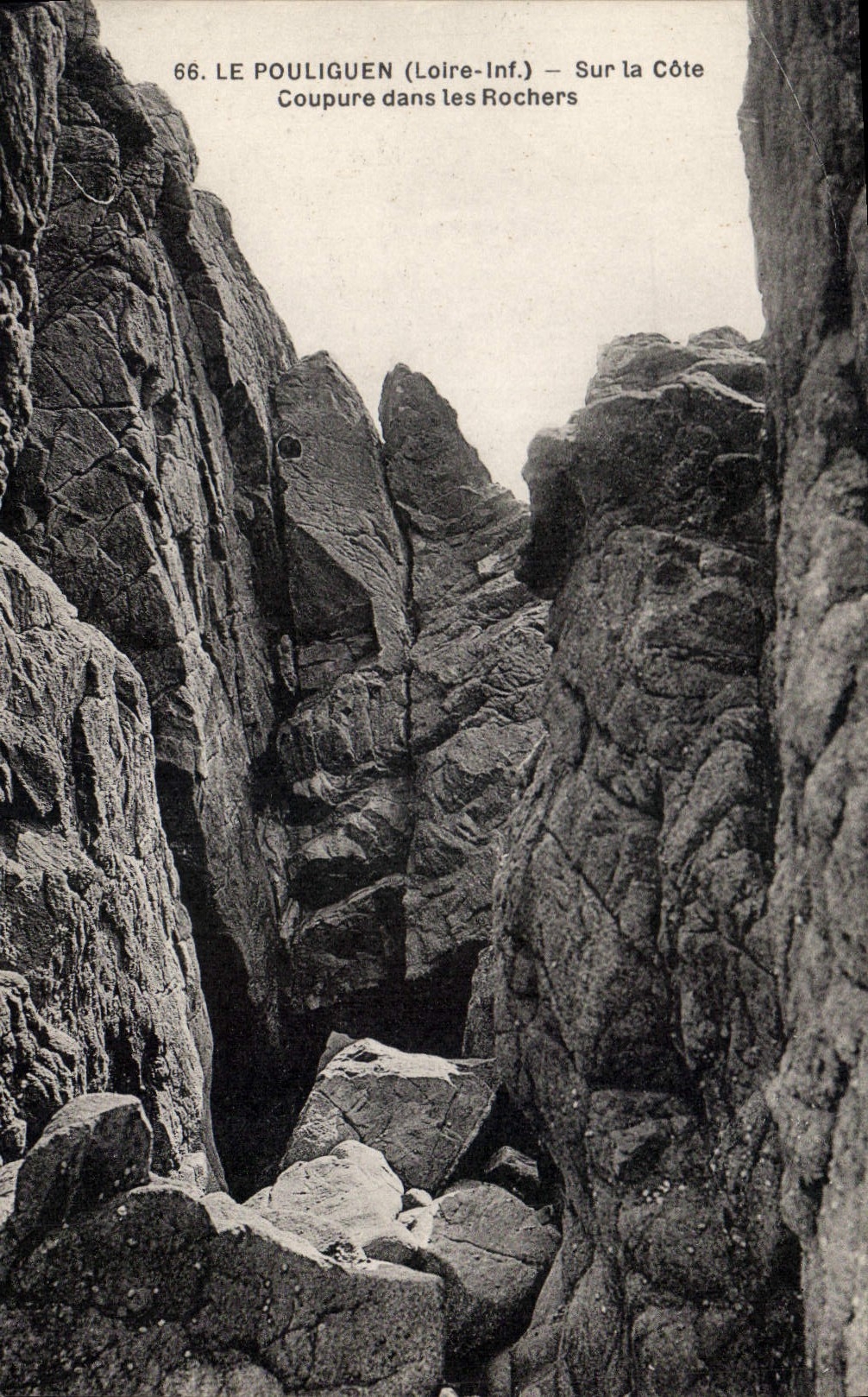 CPA Le Pouliguen Loire inf Sur la Cote Coupure dans les Rochers 