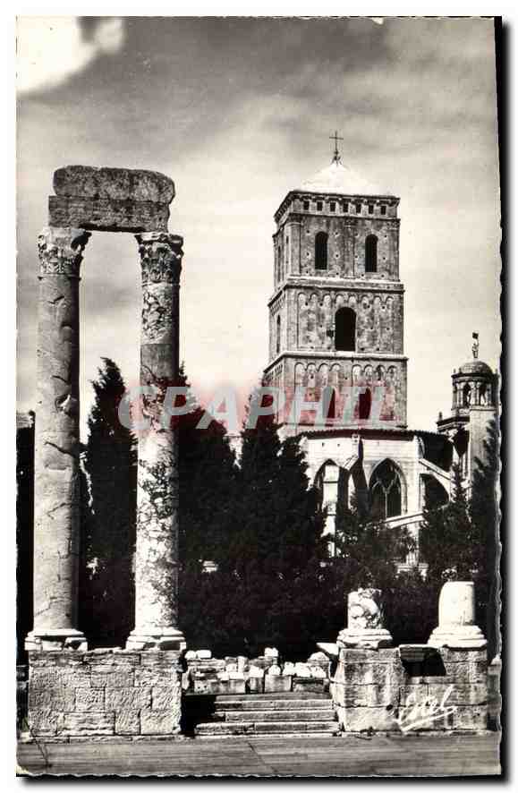Arles — Les Colonnes du Théâtre antique et la Cathédrale St-Trophime — Éditions LUXE de LACOURBE, Paris