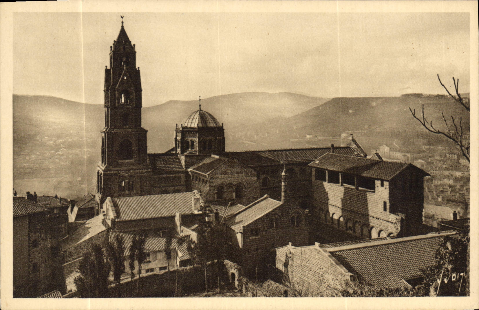 CPA Le Puy Hte Loire Basilique de N D du Puy Vue laterale 
