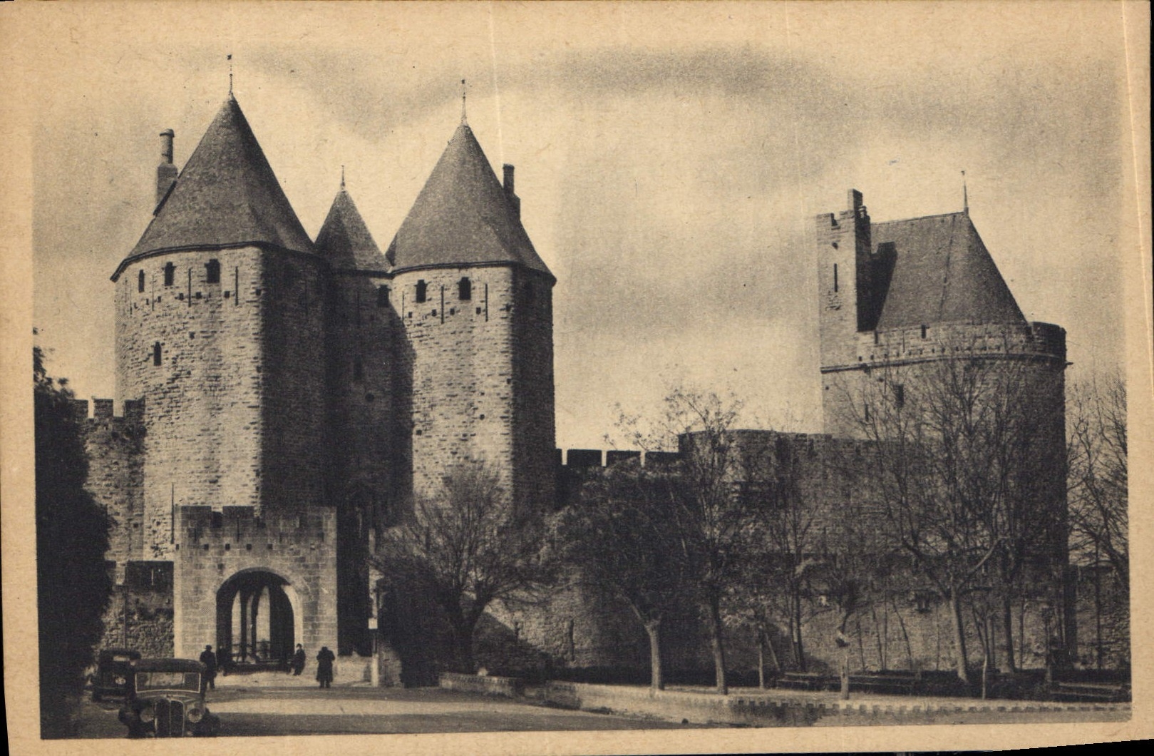 CPA Carcassonne Aude La Cite Porte Narbonnaise 