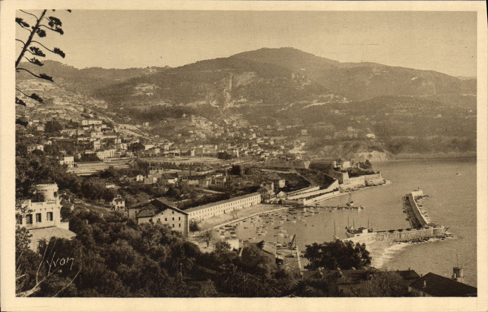 Villefranche-sur-Mer — vista panorámica del puerto y las colinas — Yvon, serie 2/101