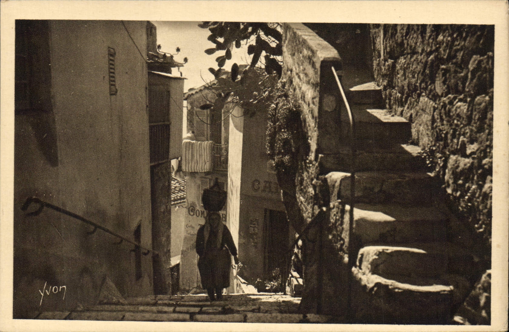 CPA La Douce France Cote d'Azur Eze AM Une Vieille Rue de Village 